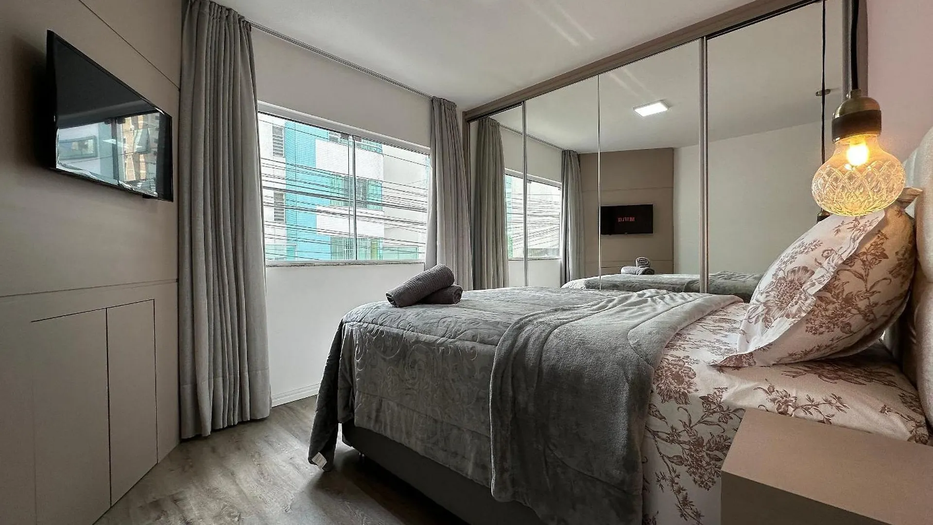 La02- 2 Suites +1Quarto | Jacuzzi | Churrasqueira Balneario Camboriu Brazil