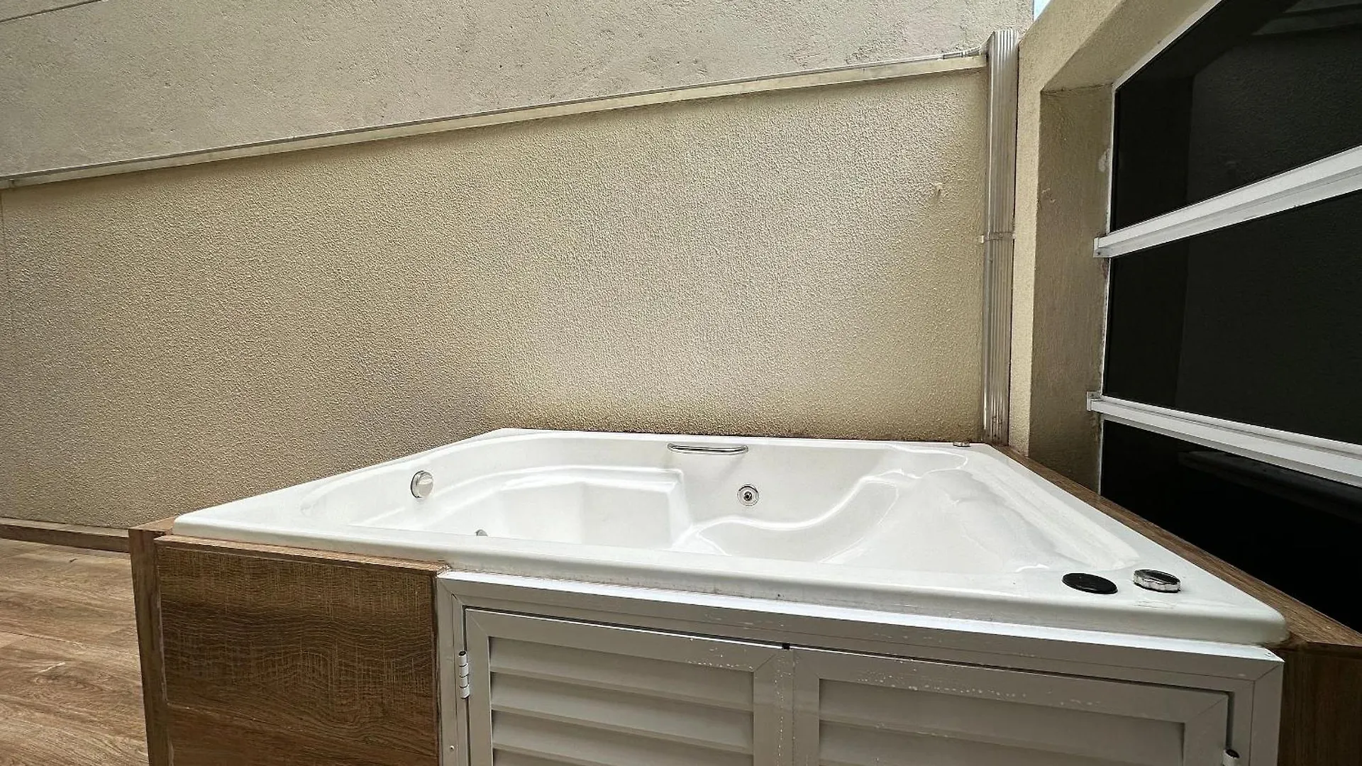 La02- 2 Suites +1Quarto | Jacuzzi | Churrasqueira Balneario Camboriu Brazil